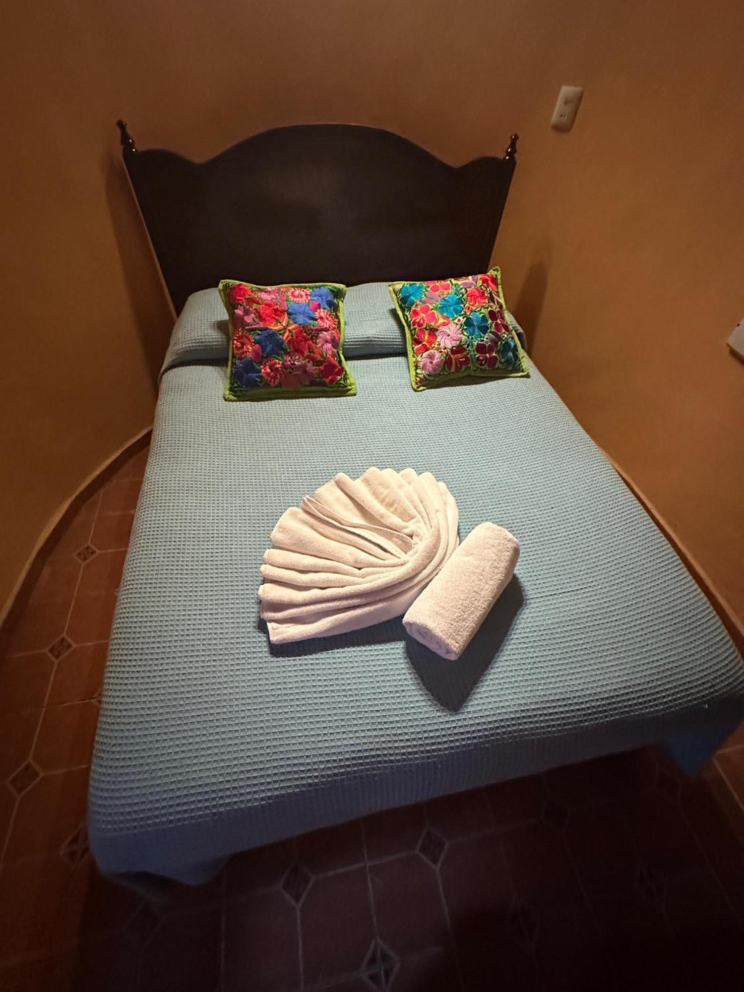 The Pickled Onion B&B And Restaurant Uxmal Santa Elena エクステリア 写真